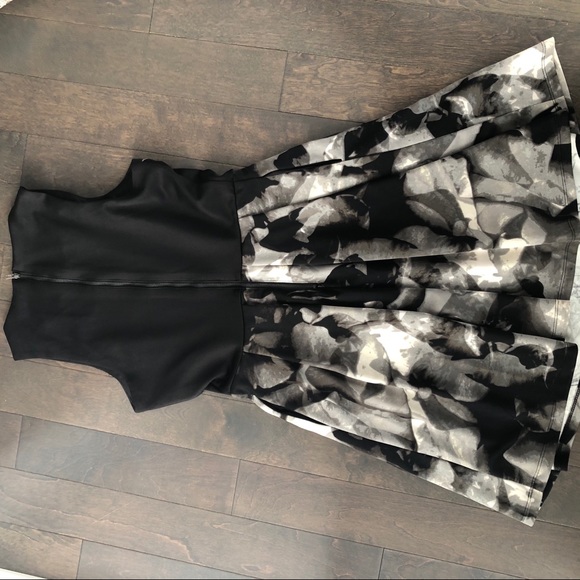 ✨3/$30✨ FLORAL B&W ALINE SLEEVELESS DRESS - Picture 5 of 5